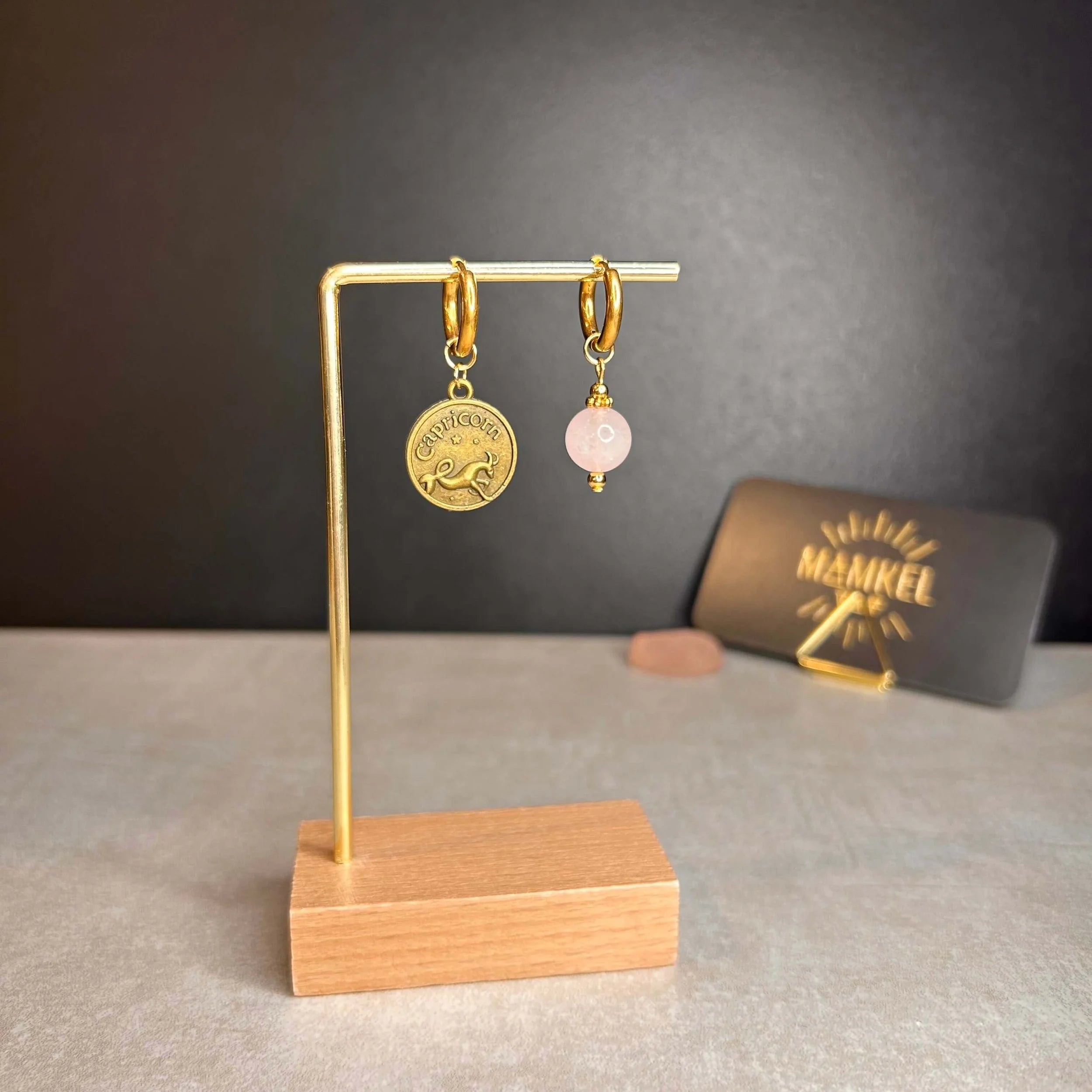 Dorées - Boucles d'oreilles astros - Capricorne et Pierre de Quartz rose