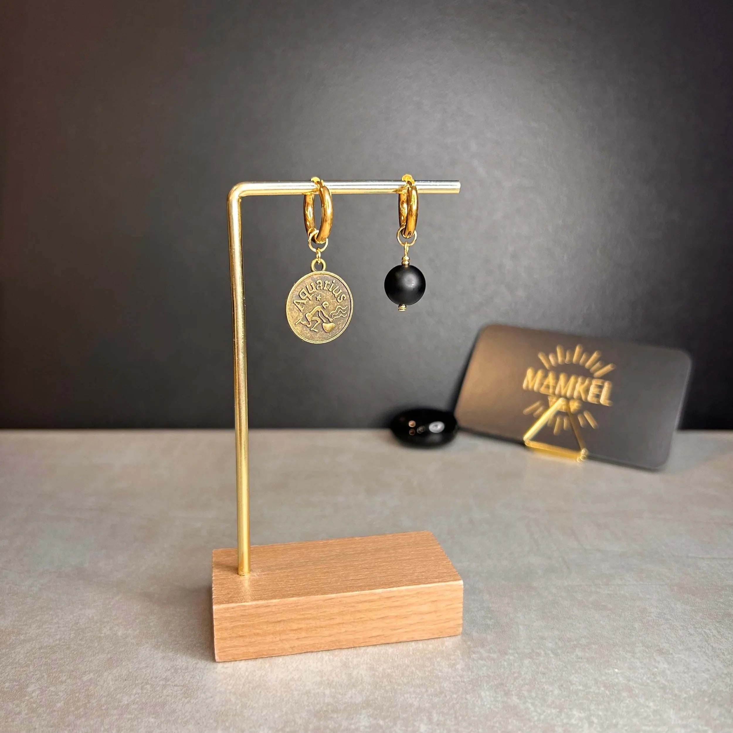 Dorées - Boucles d'oreilles astros - Verseau et Pierre d'Onyx noir