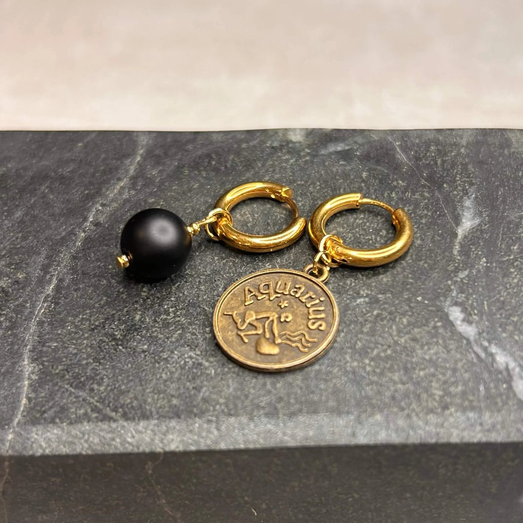 Dorées - Boucles d'oreilles astros - Verseau et Pierre d'Onyx noir