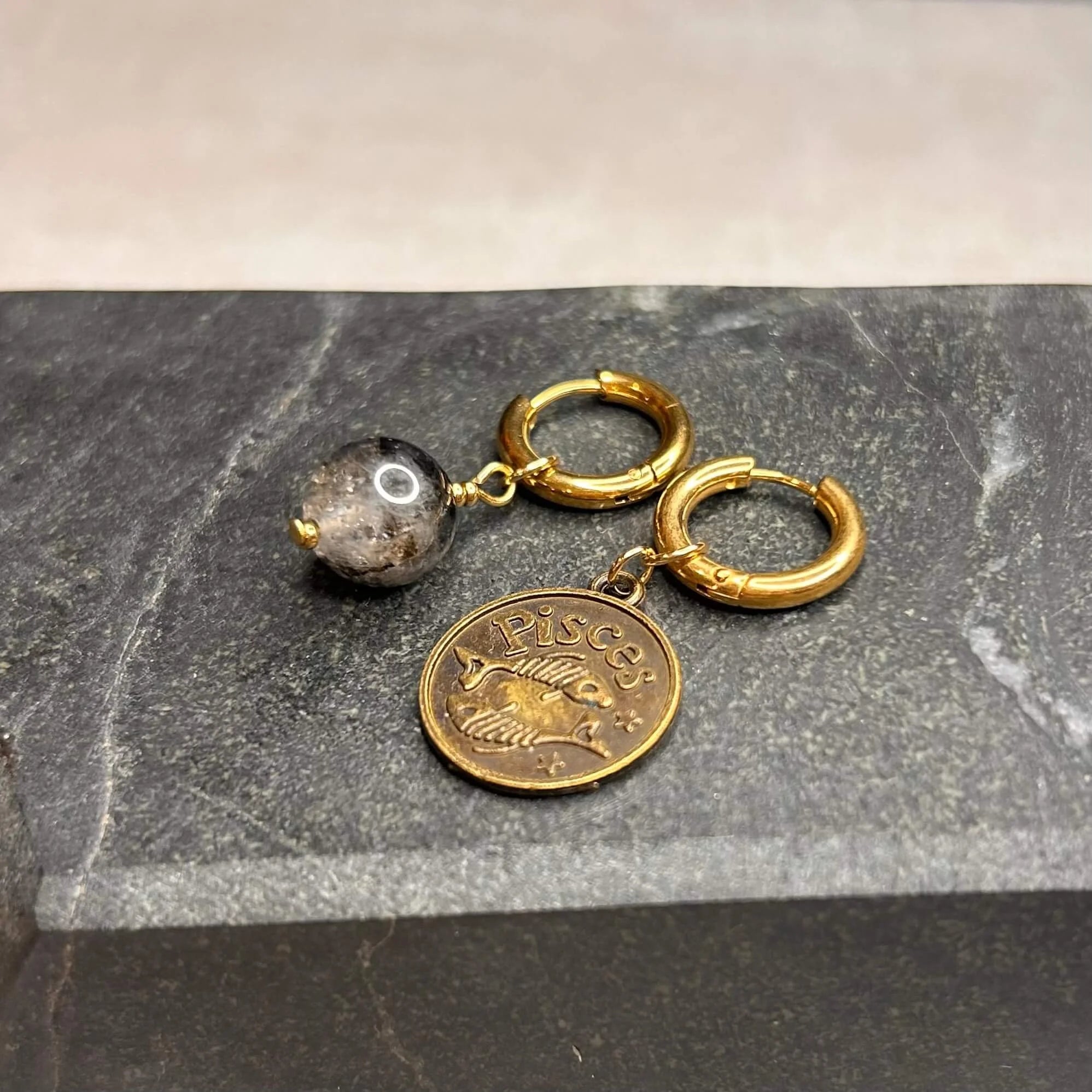 Dorées - Boucles d'oreilles astros - POISSON et pierre de Quartz Tourmaliné