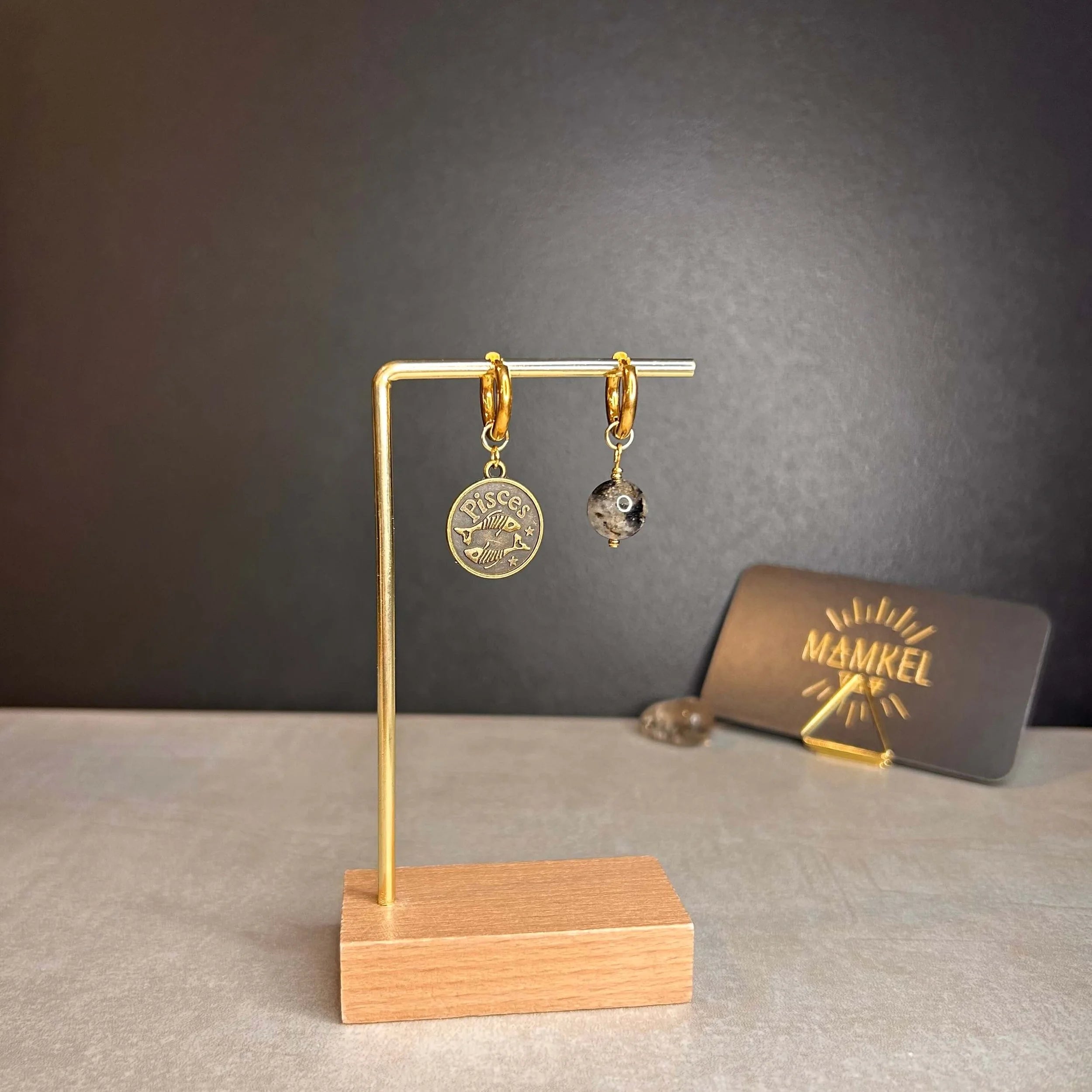 Dorées - Boucles d'oreilles astros - POISSON et pierre de Quartz Tourmaliné