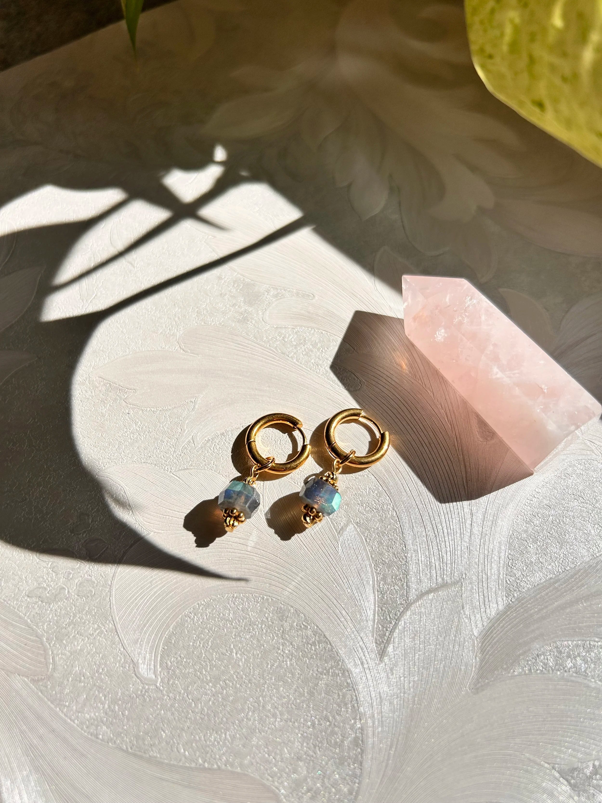 Boucles d’oreilles ◦ Ajna ◦ Labradorite martelée