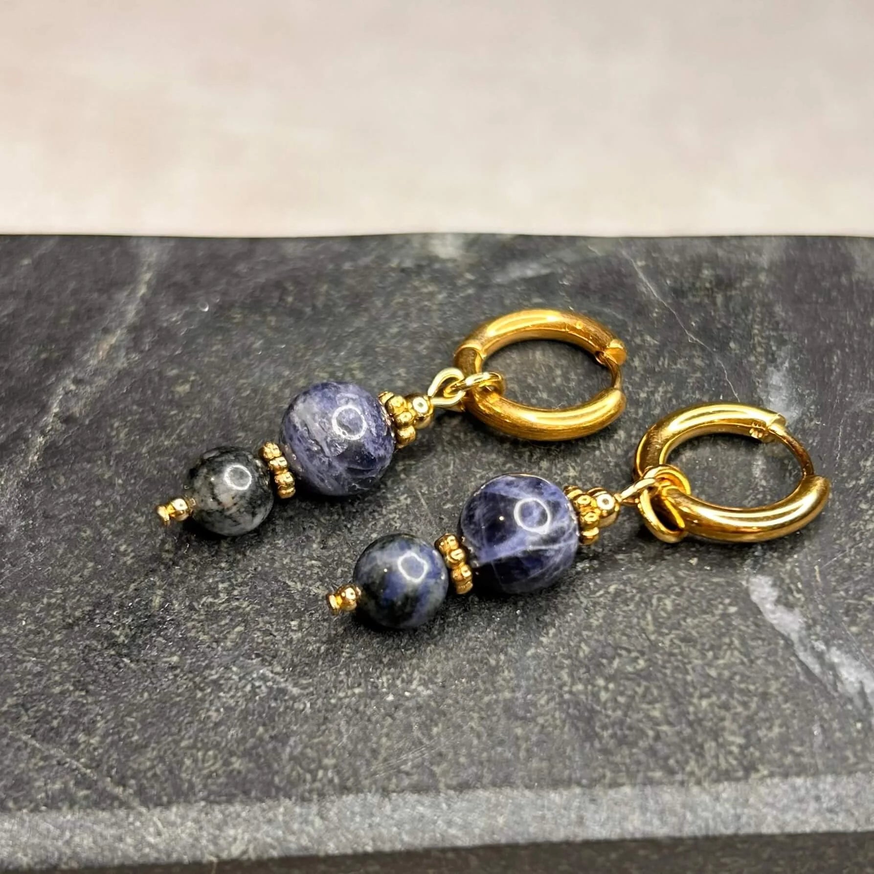 Dorées ◦ Boucles d'oreilles ◦ Sodalite