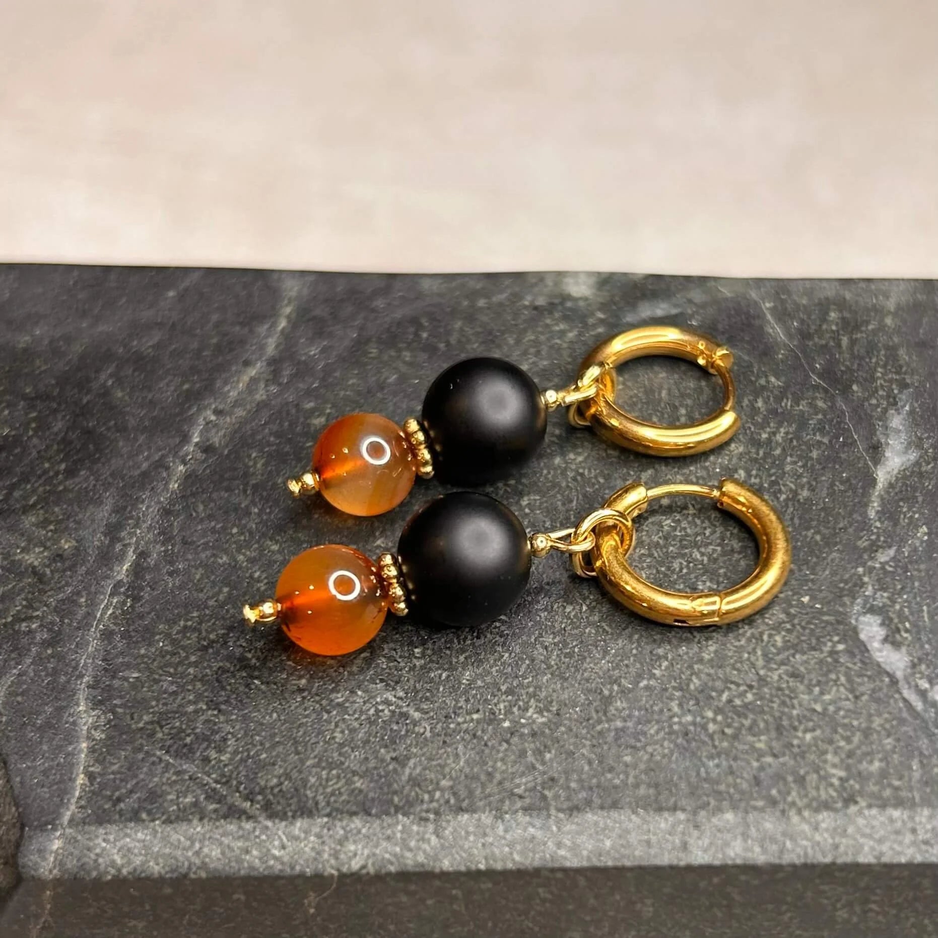Boucles d’oreilles ◦ Muladhara ◦ Onyx noir et Agate rouge