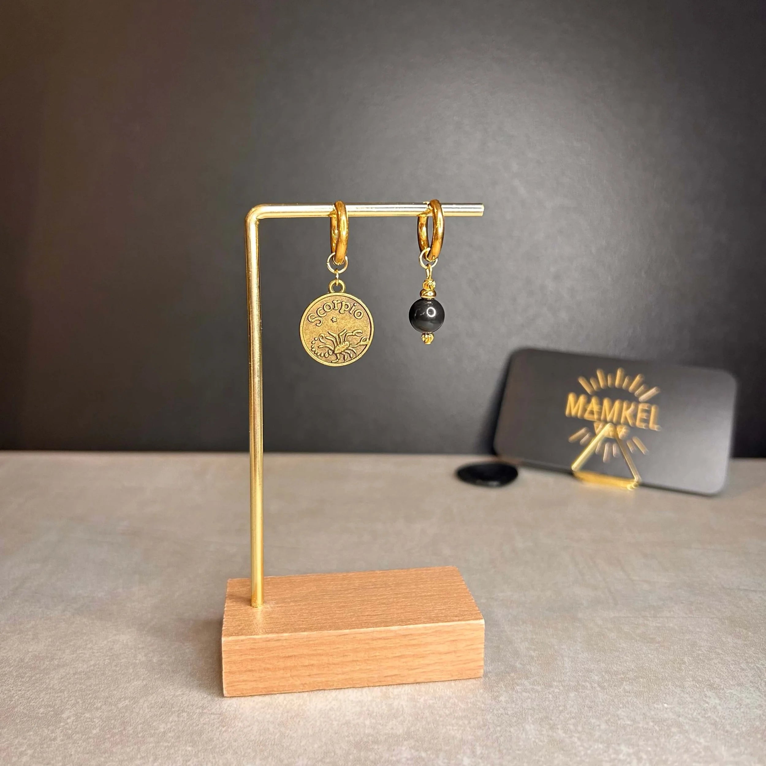 Dorées - Boucles d'oreilles astros - Scorpion et Pierre de Tourmaline noire