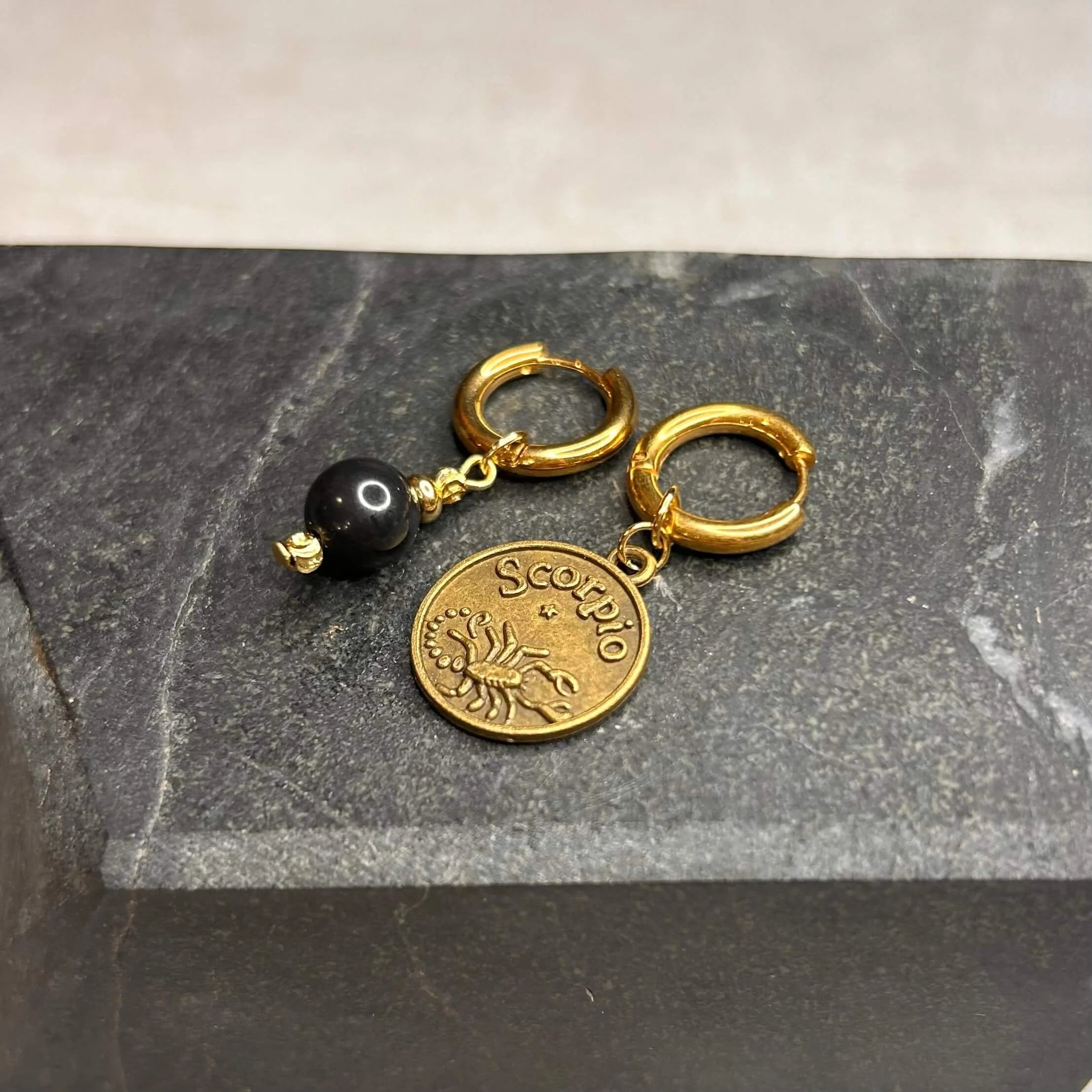 Dorées - Boucles d'oreilles astros - Scorpion et Pierre de Tourmaline noire