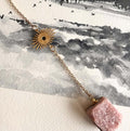 Pendentif de rétroviseur ◈ Quartz fraise et soleil