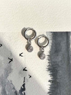 Boucles d’oreilles essentielles ◦ Tiny gold & silver circle