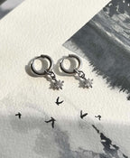 Boucles d’oreilles essentielles ◦ Tiny gold & silver star