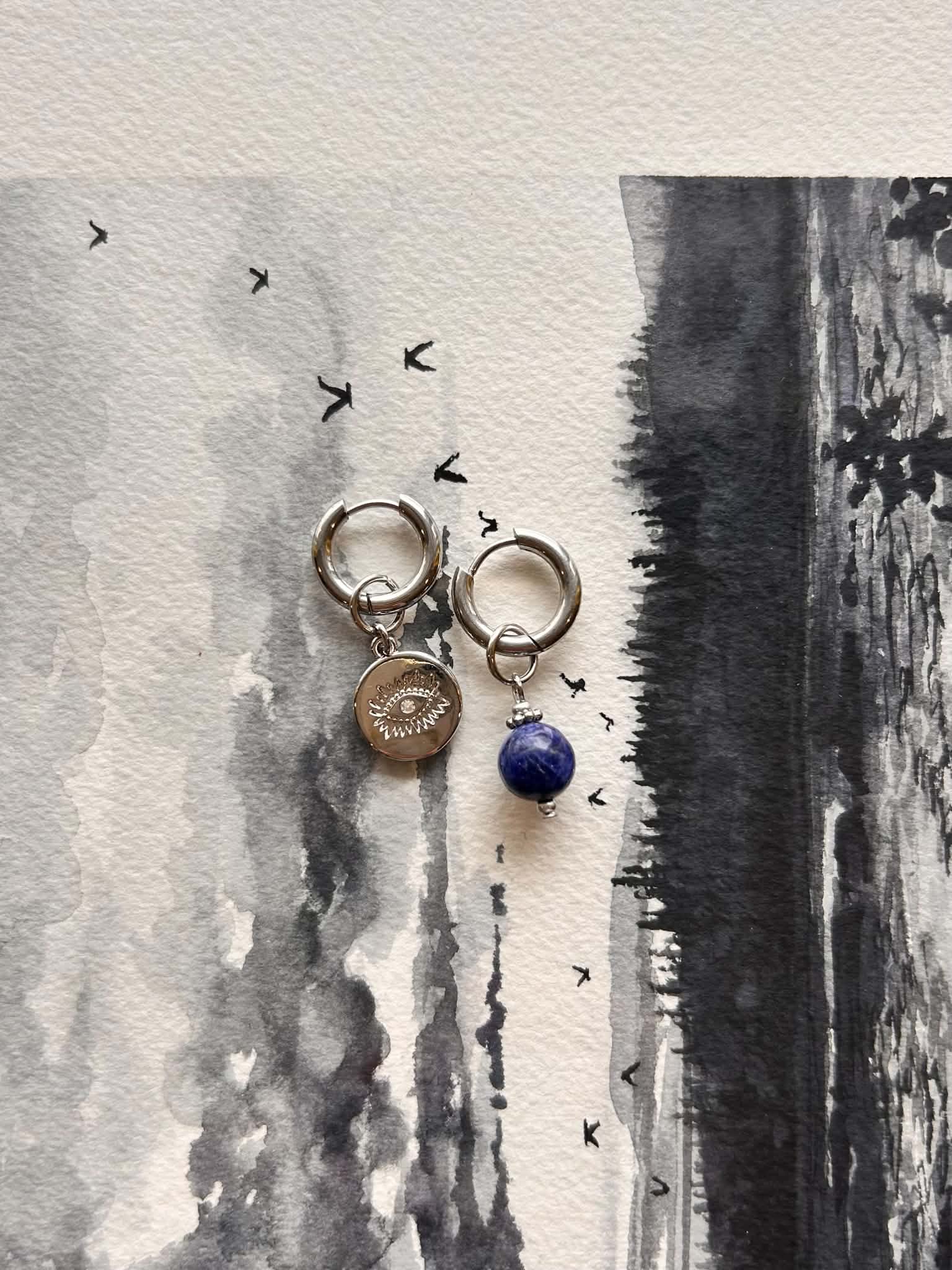 Boucles d'oreilles ◦ Dépareillées ◦ Sodalite et médaillon 3ième oeil