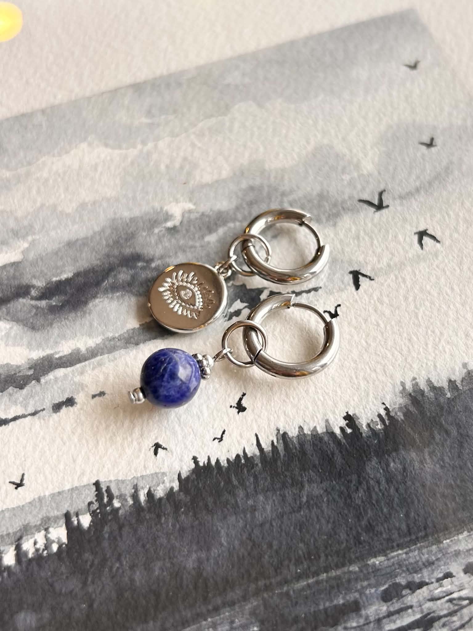 Boucles d'oreilles ◦ Dépareillées ◦ Sodalite et médaillon 3ième oeil