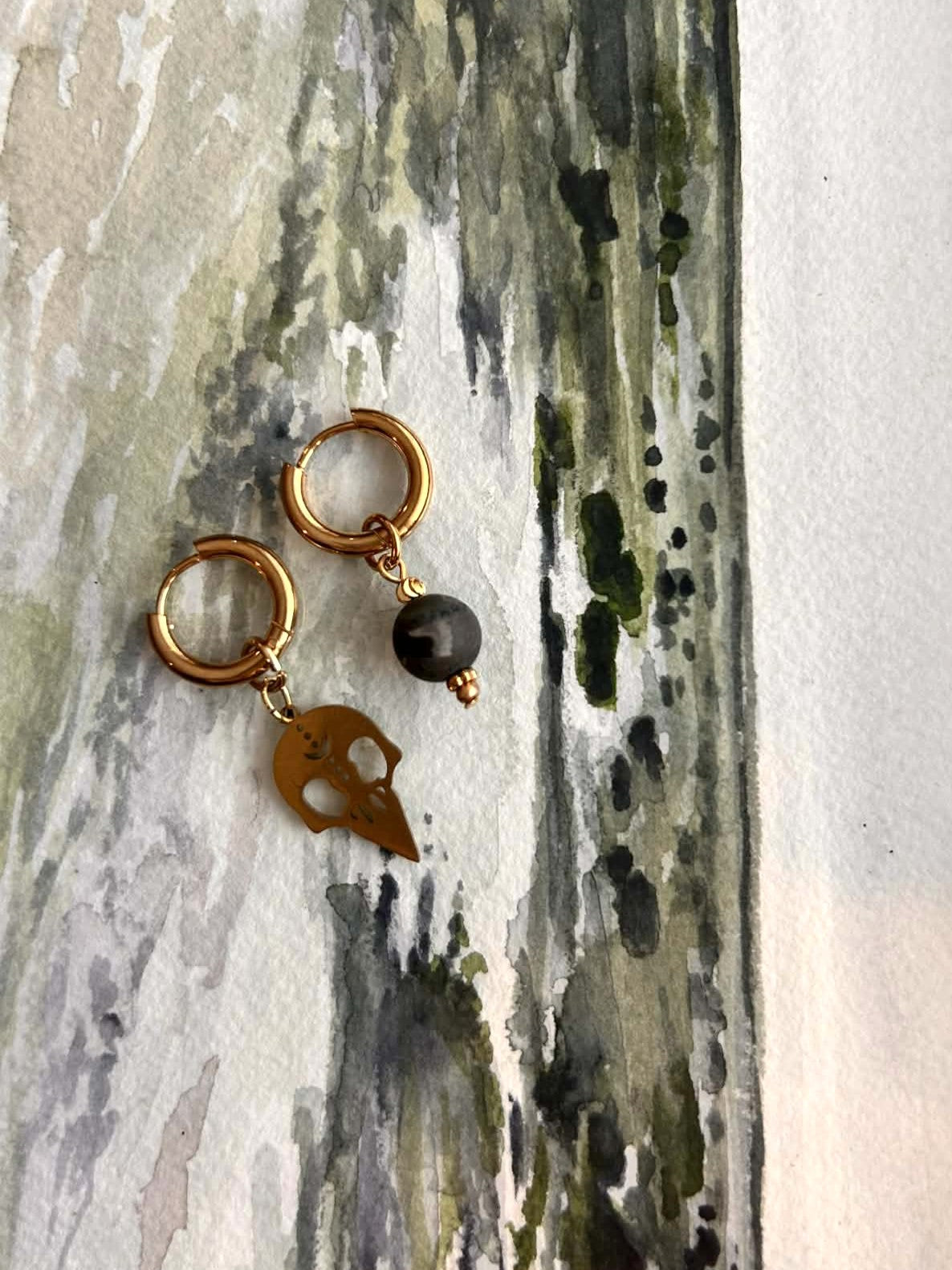 Boucles d'oreilles ◦ Dépareillées ◦ Agate indienne et raven skull