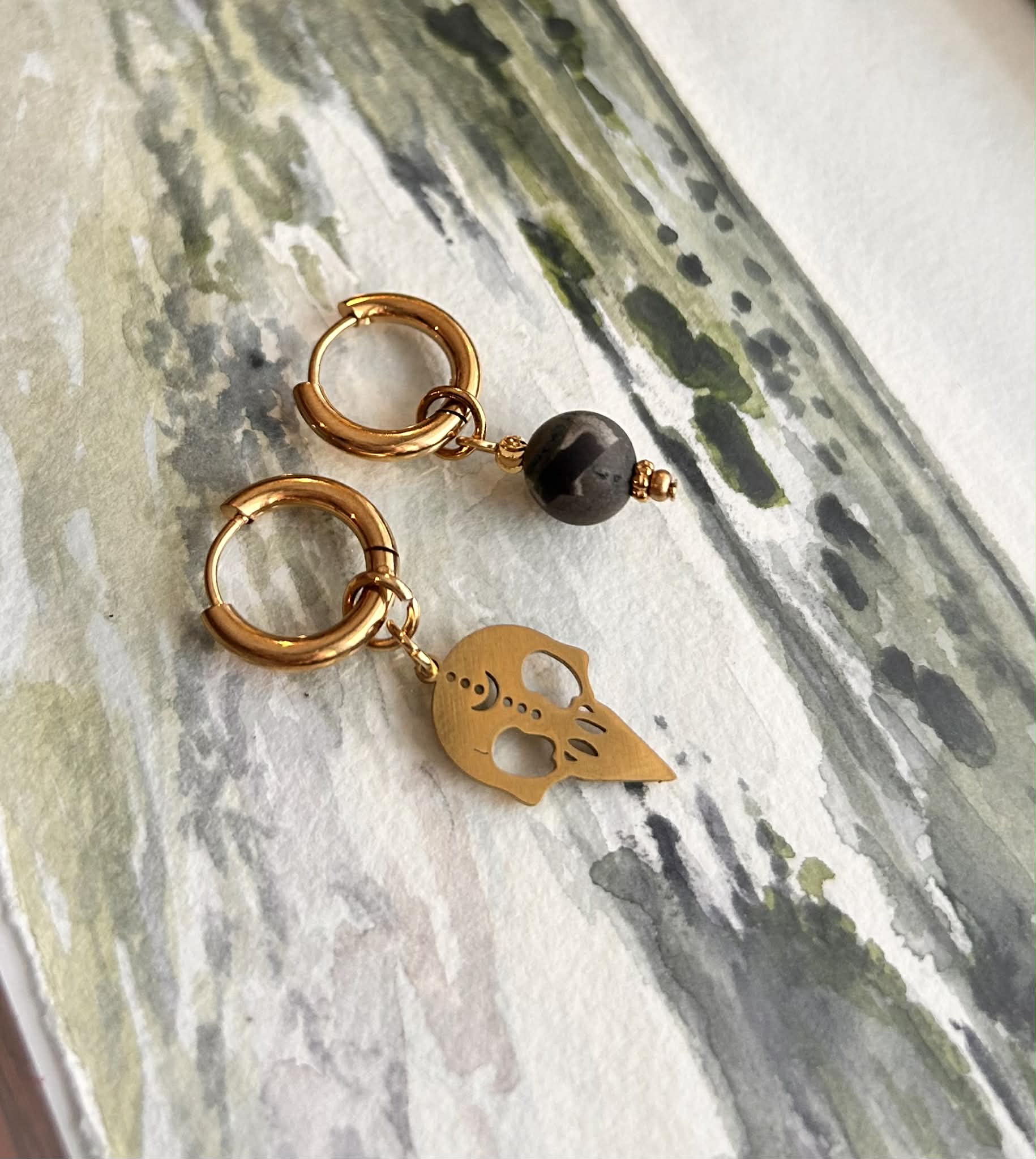 Boucles d'oreilles ◦ Dépareillées ◦ Agate indienne et raven skull