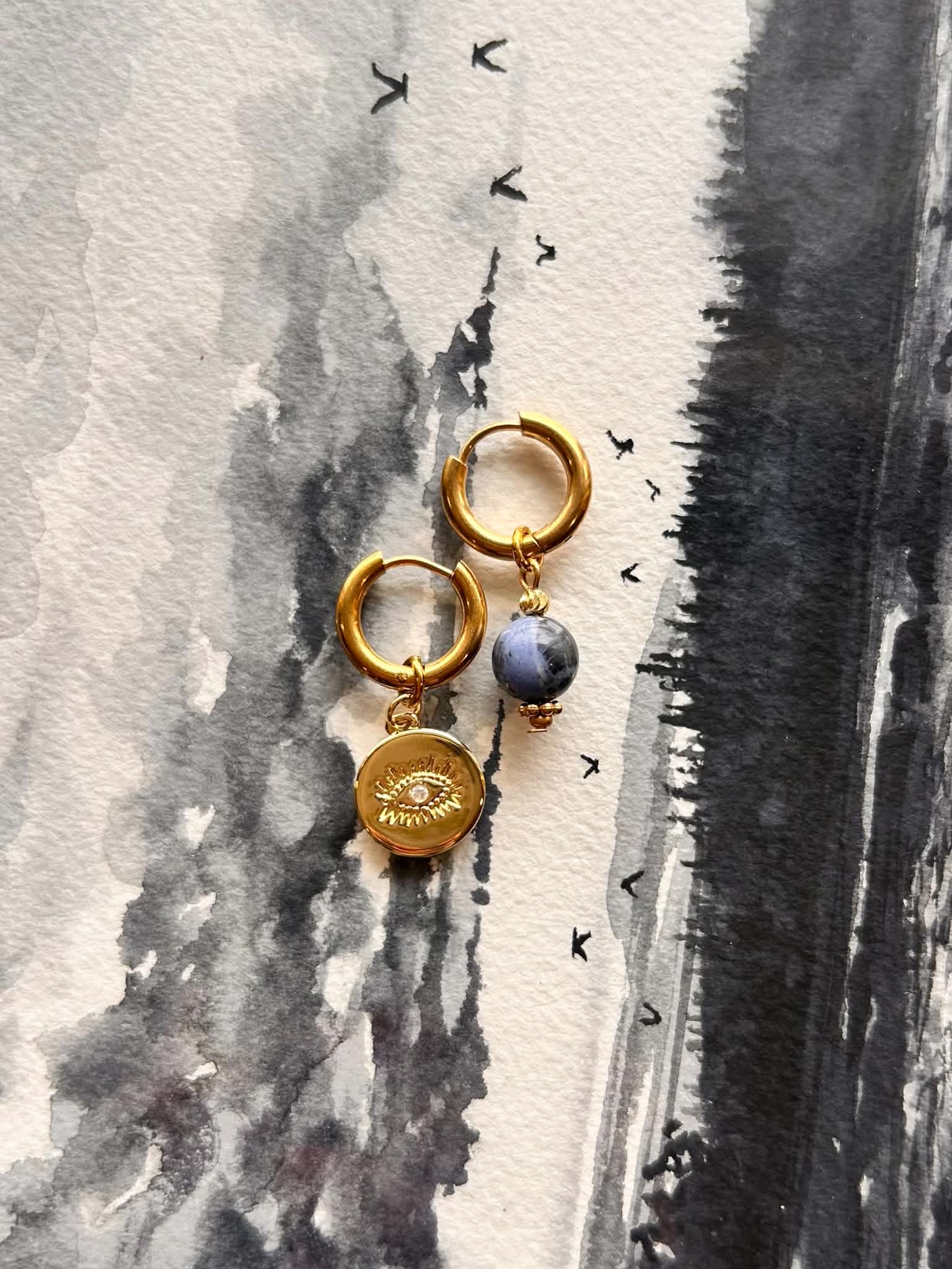 Boucles d'oreilles ◦ Dépareillées ◦ Sodalite et médaillon 3ième oeil