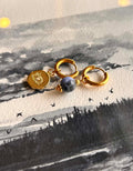 Boucles d'oreilles ◦ Dépareillées ◦ Sodalite et médaillon 3ième oeil