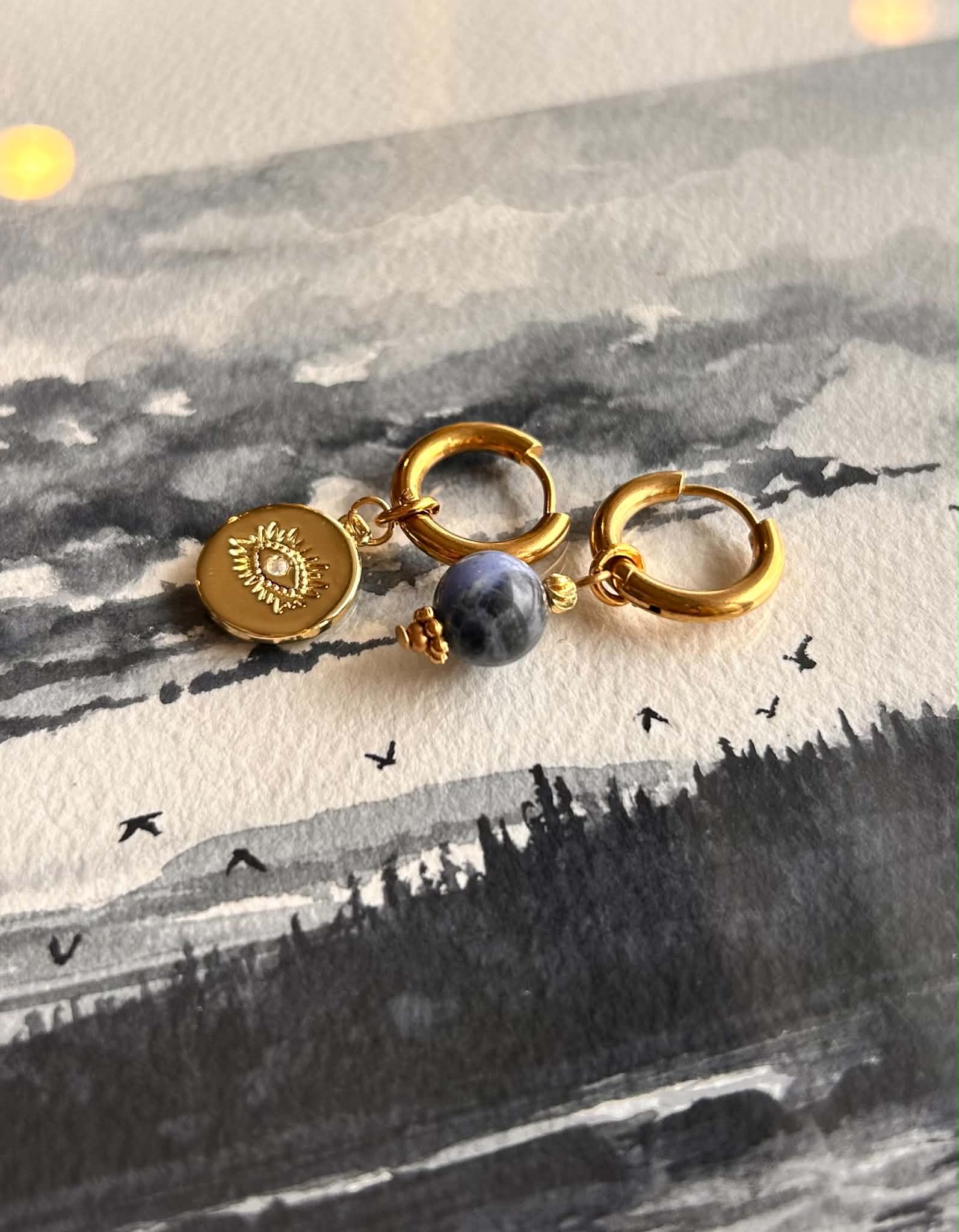 Boucles d'oreilles ◦ Dépareillées ◦ Sodalite et médaillon 3ième oeil
