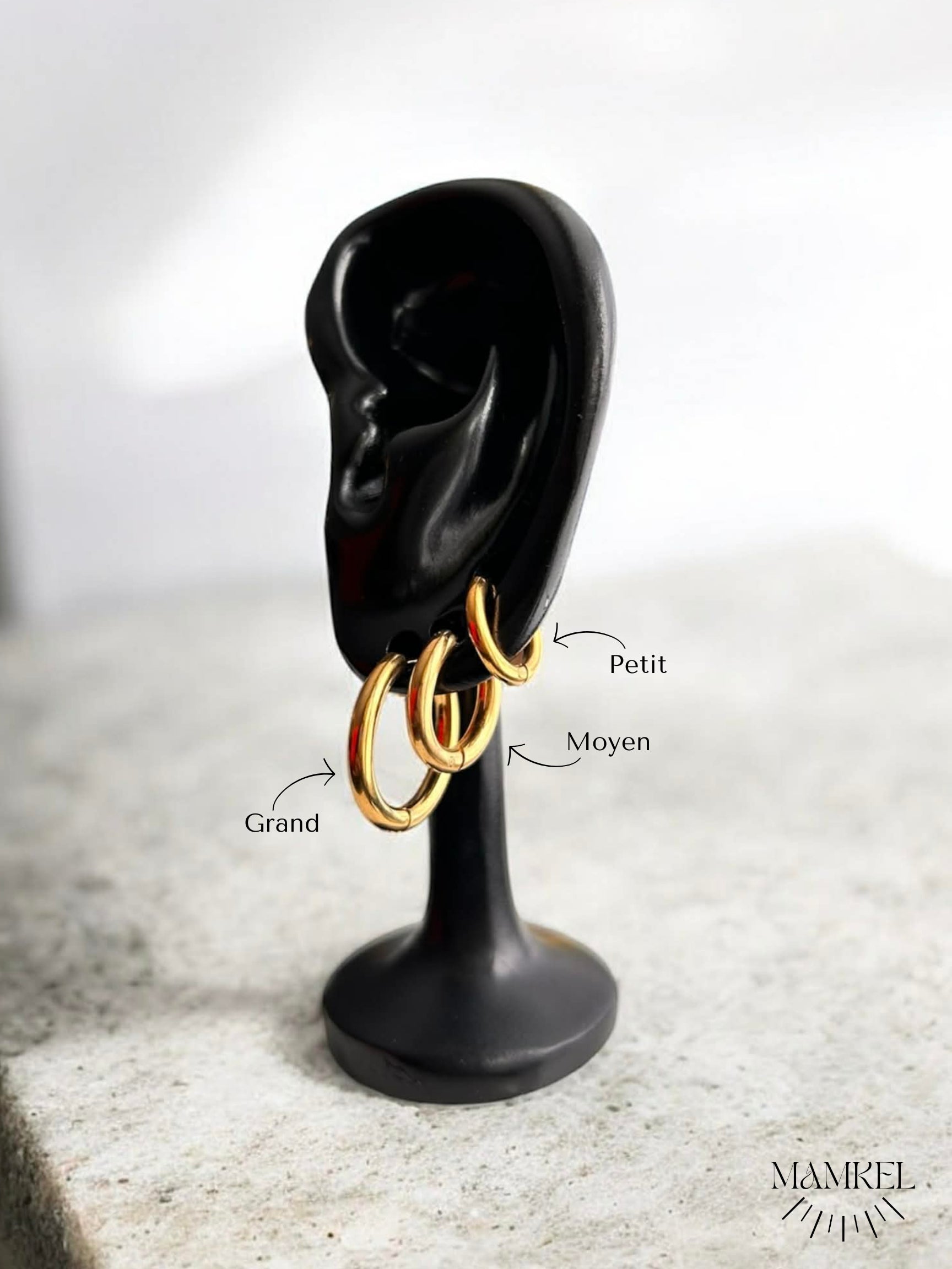 Boucles d’oreilles essentielles ◦ Anneau huggie doré