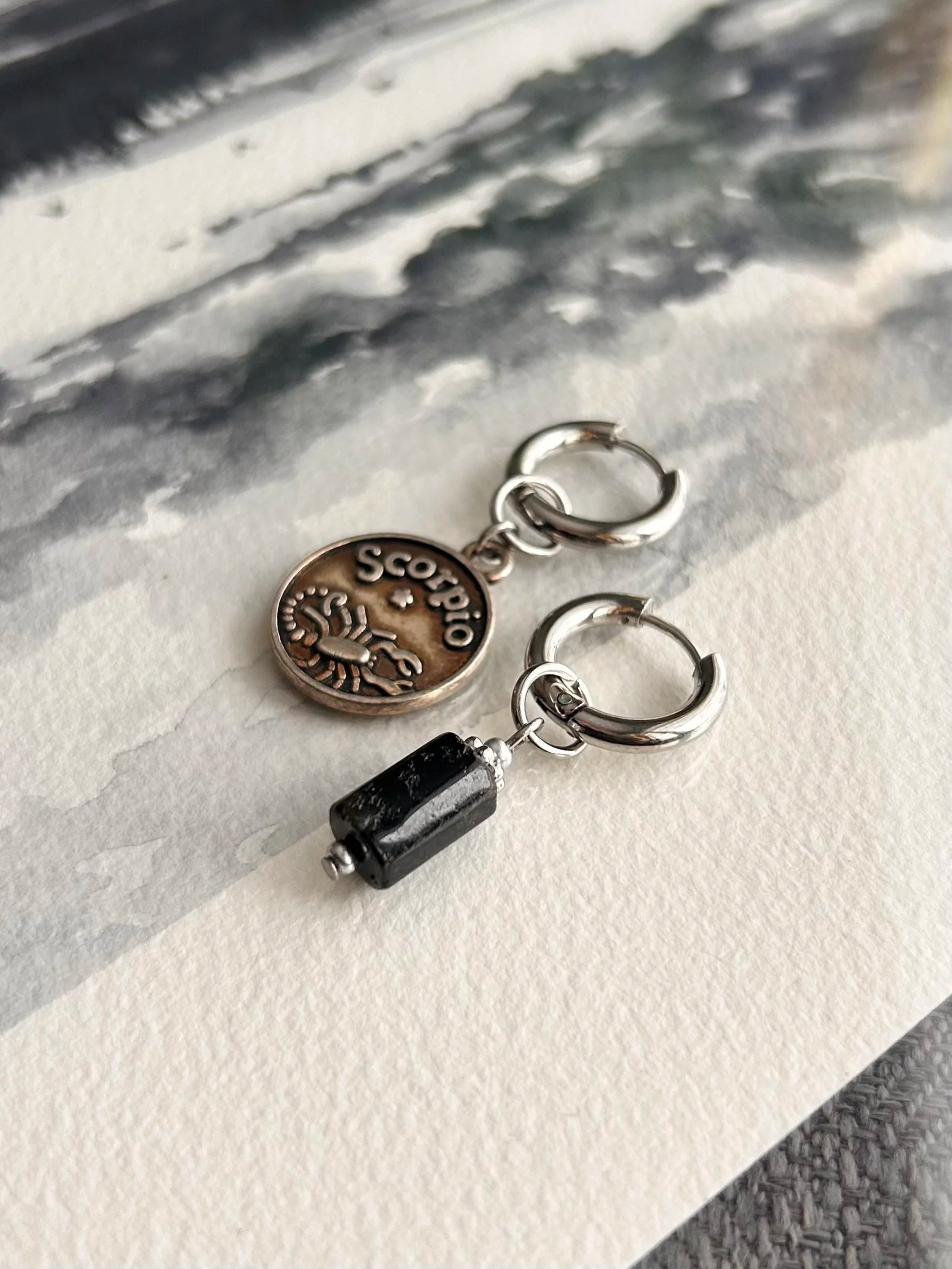 Argentées - Boucles d'oreilles astros - Scorpion et Pierre de Tourmaline noire