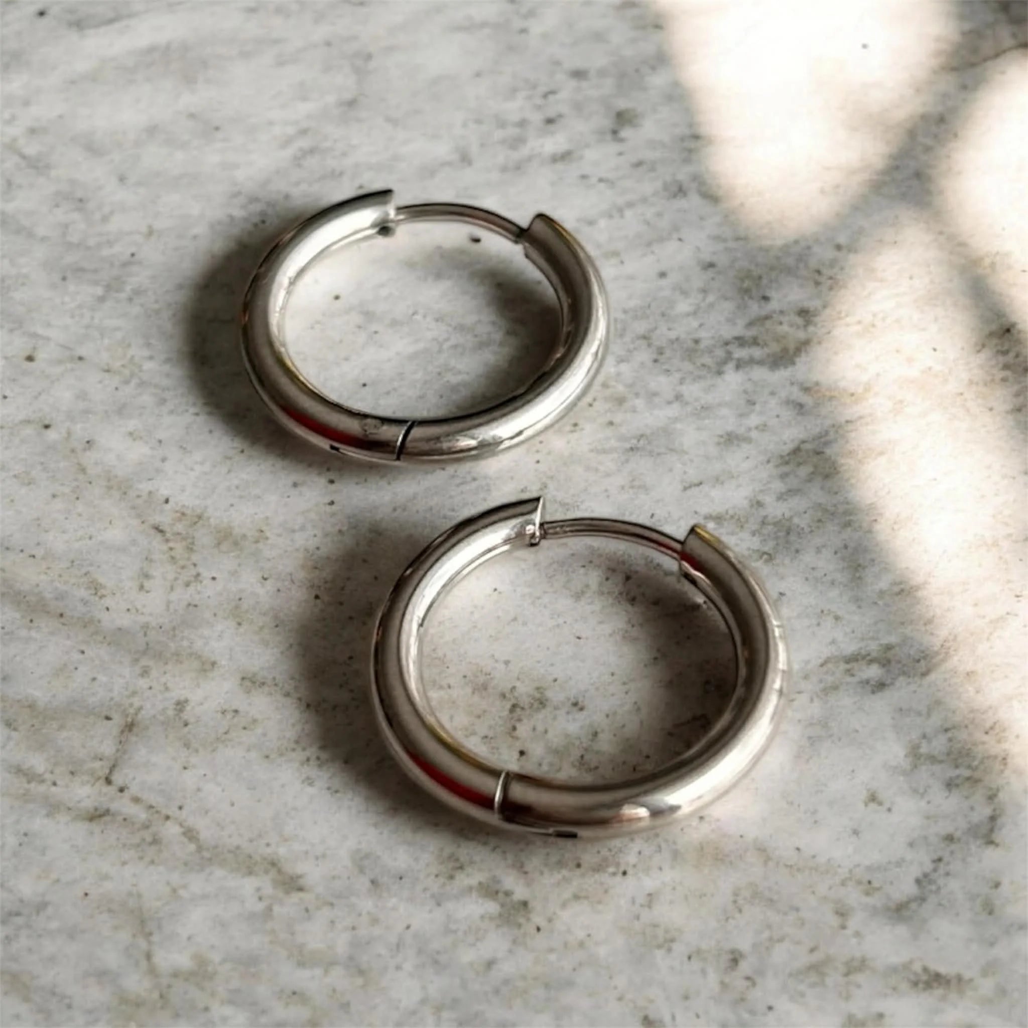 Boucles d’oreilles essentielles ◦ Anneau huggie argenté