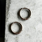 Boucles d’oreilles essentielles ◦ Anneau huggie argenté