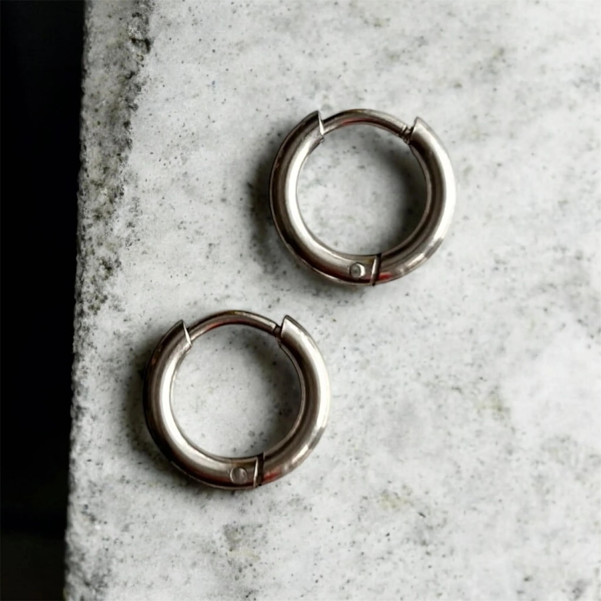 Boucles d’oreilles essentielles ◦ Anneau huggie argenté