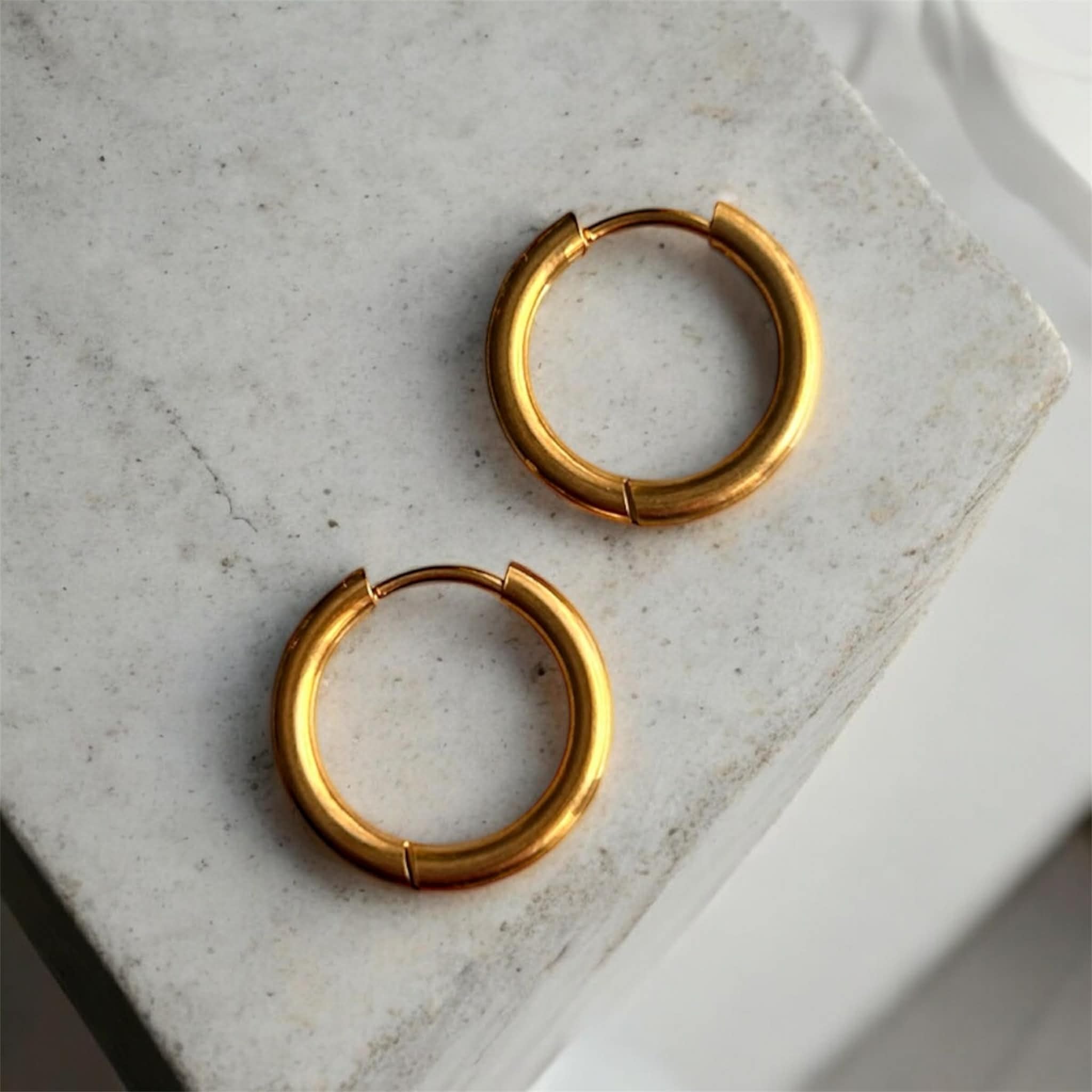 Boucles d’oreilles essentielles ◦ Anneau huggie doré