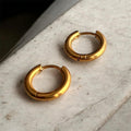 Boucles d’oreilles essentielles ◦ Anneau huggie doré
