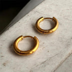 Boucles d’oreilles essentielles ◦ Anneau huggie doré