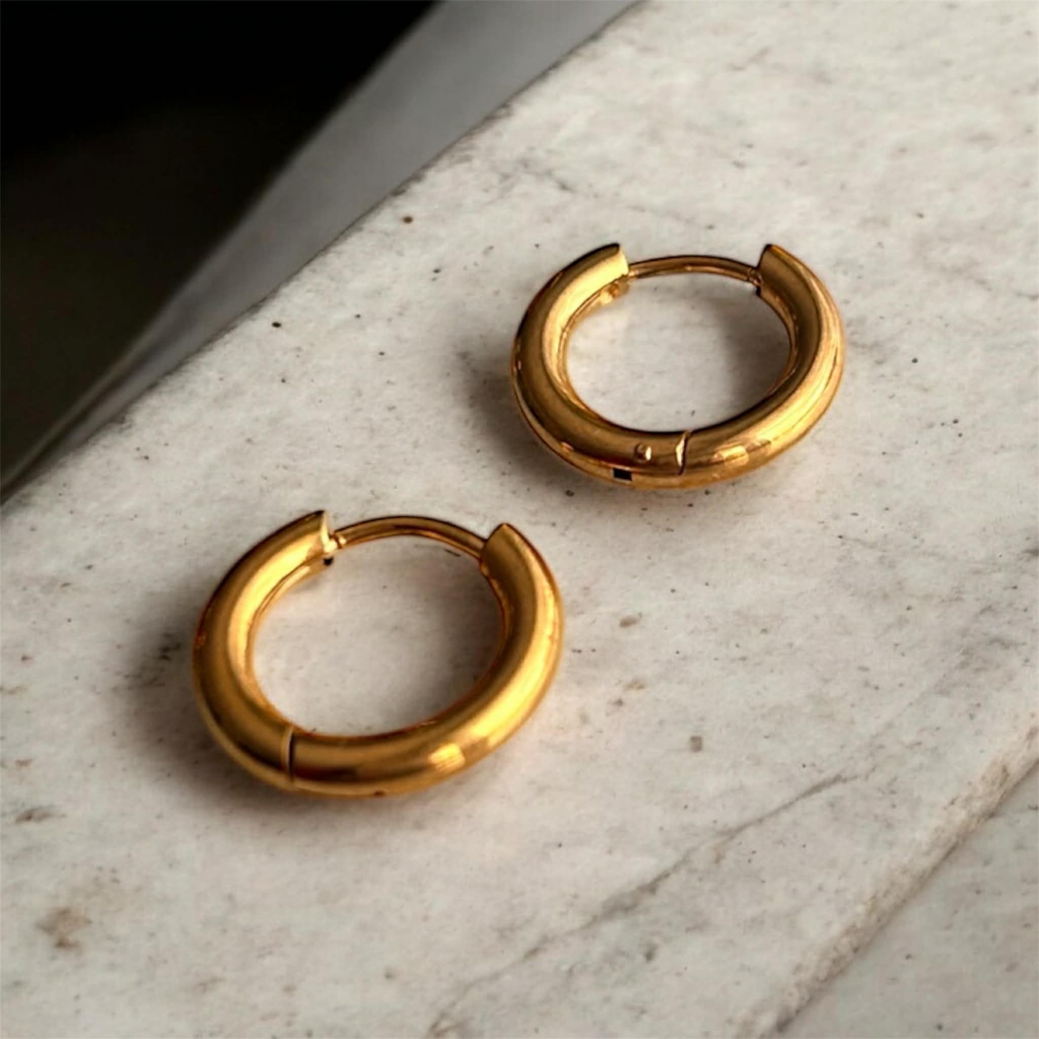 Boucles d’oreilles essentielles ◦ Anneau huggie doré