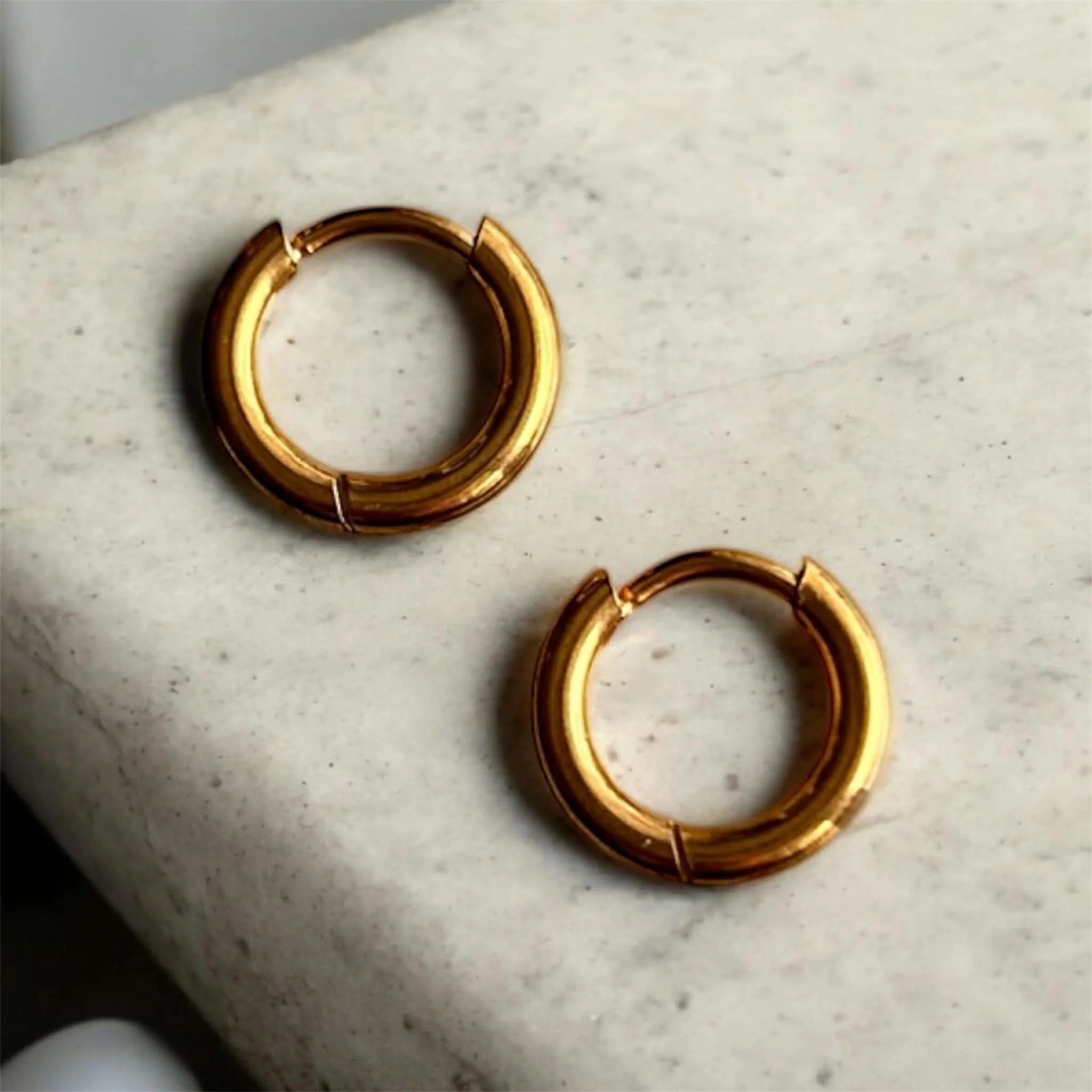 Boucles d’oreilles essentielles ◦ Anneau huggie doré