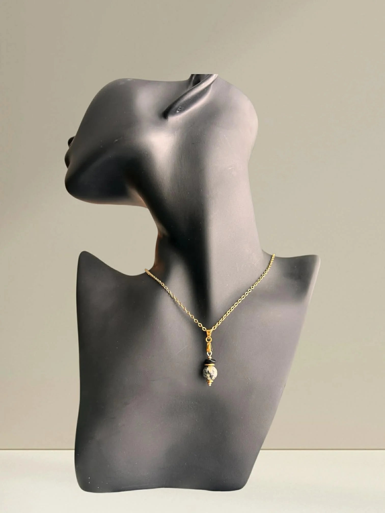 Collier pendentif ◦ Serpentine et obsidienne