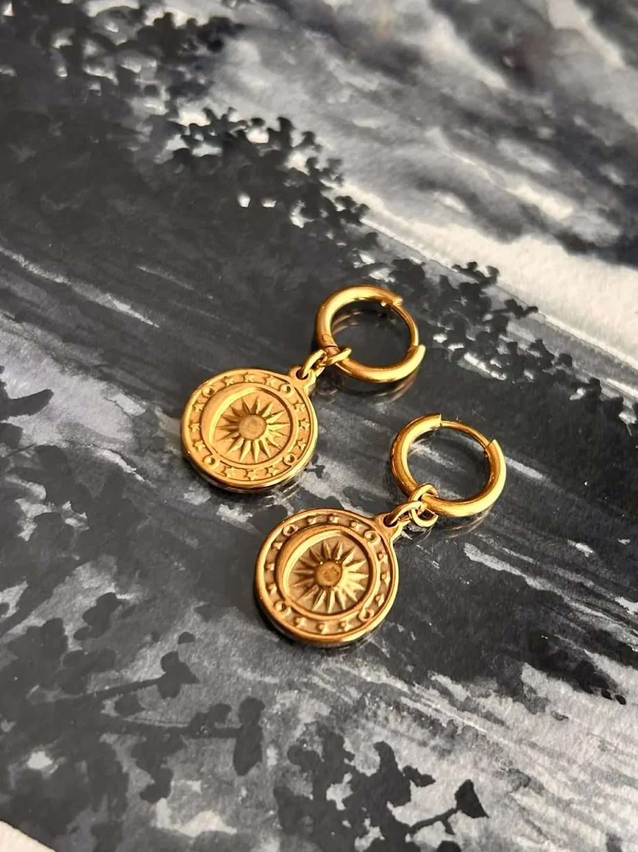 Boucles d’oreilles essentielles ◦  Médaillon solaire