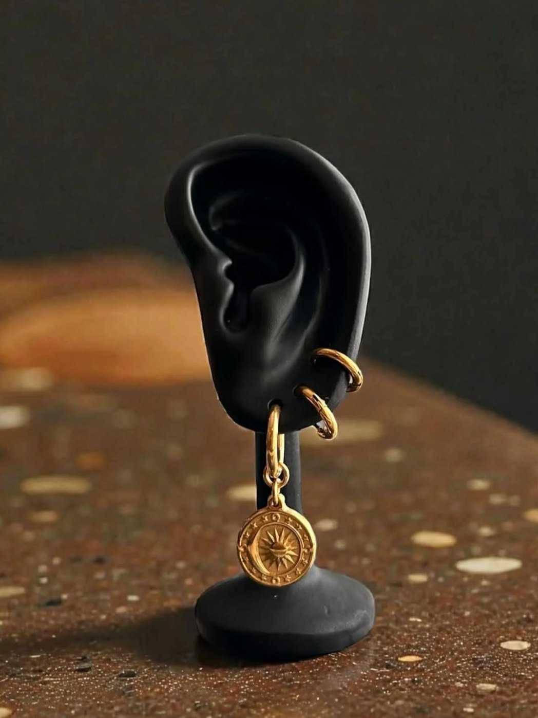 Boucles d’oreilles essentielles ◦  Médaillon solaire