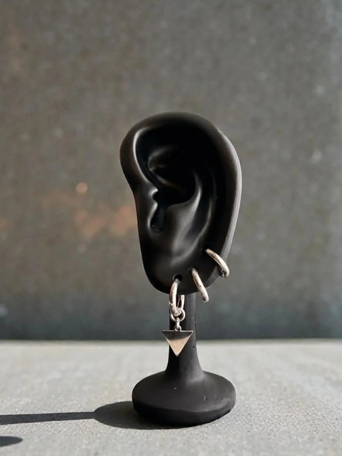 Boucles d’oreilles essentielles ◦  Tiny triangle