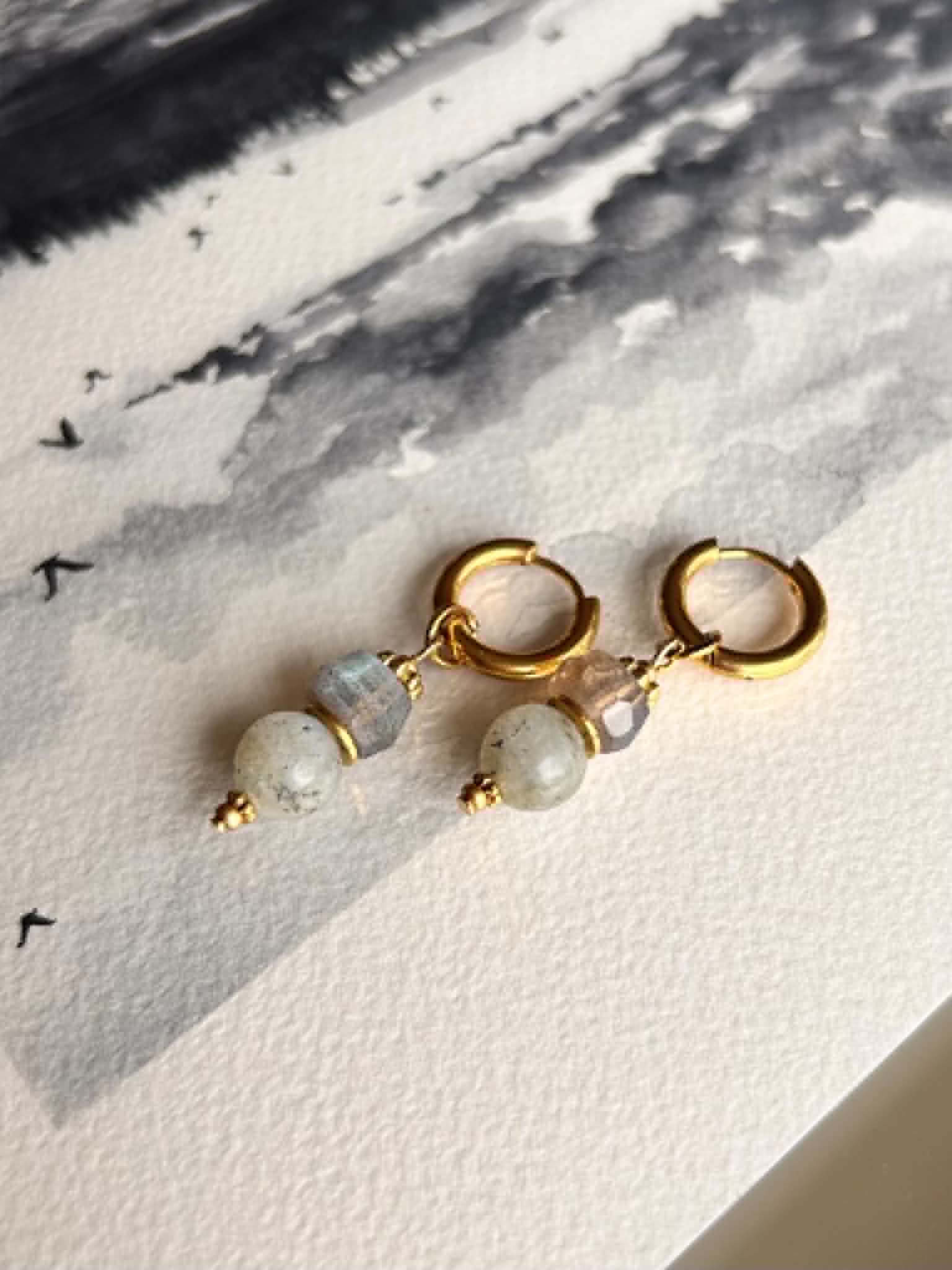 Boucles d’oreilles ◦ Ajna ◦ Labradorite martelée