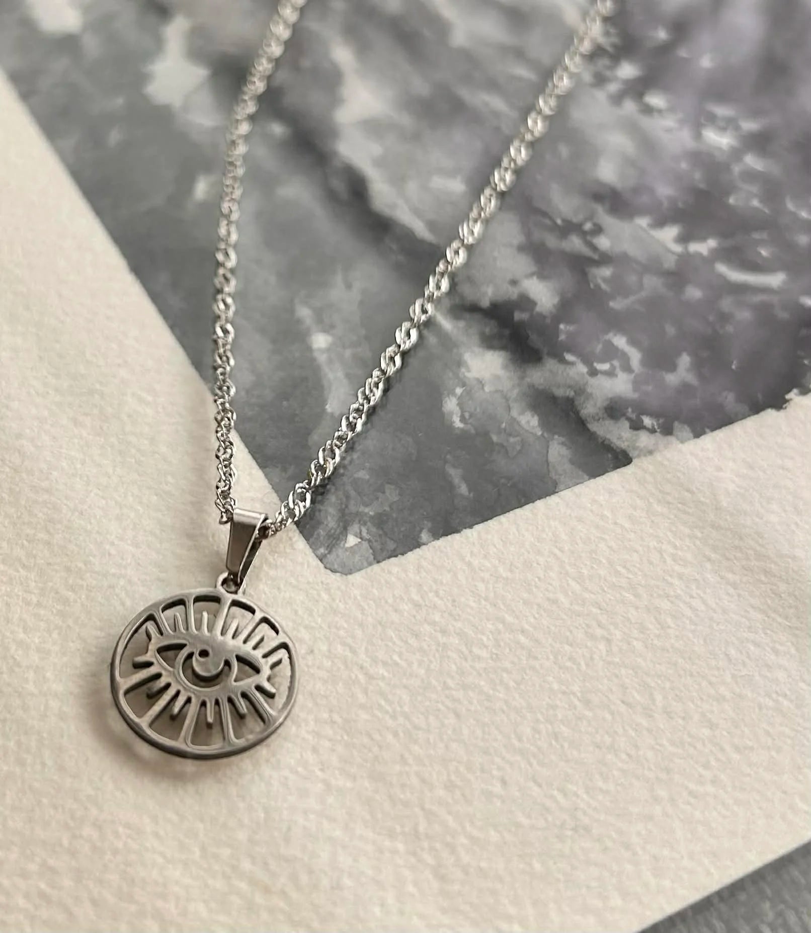 Collier pendentif ◦ Médaillon œil protecteur