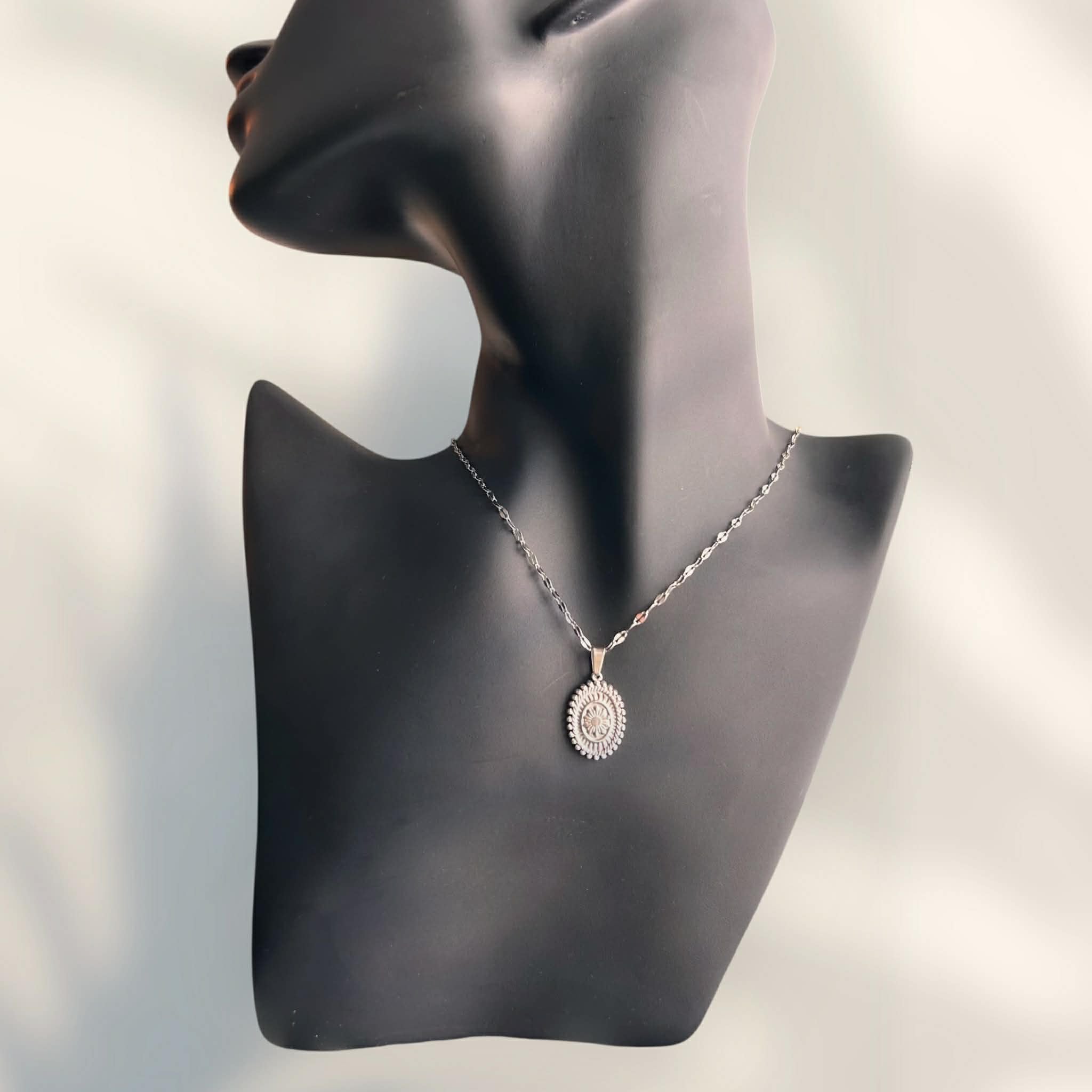 Collier pendentif ◦ Médaillon argenté