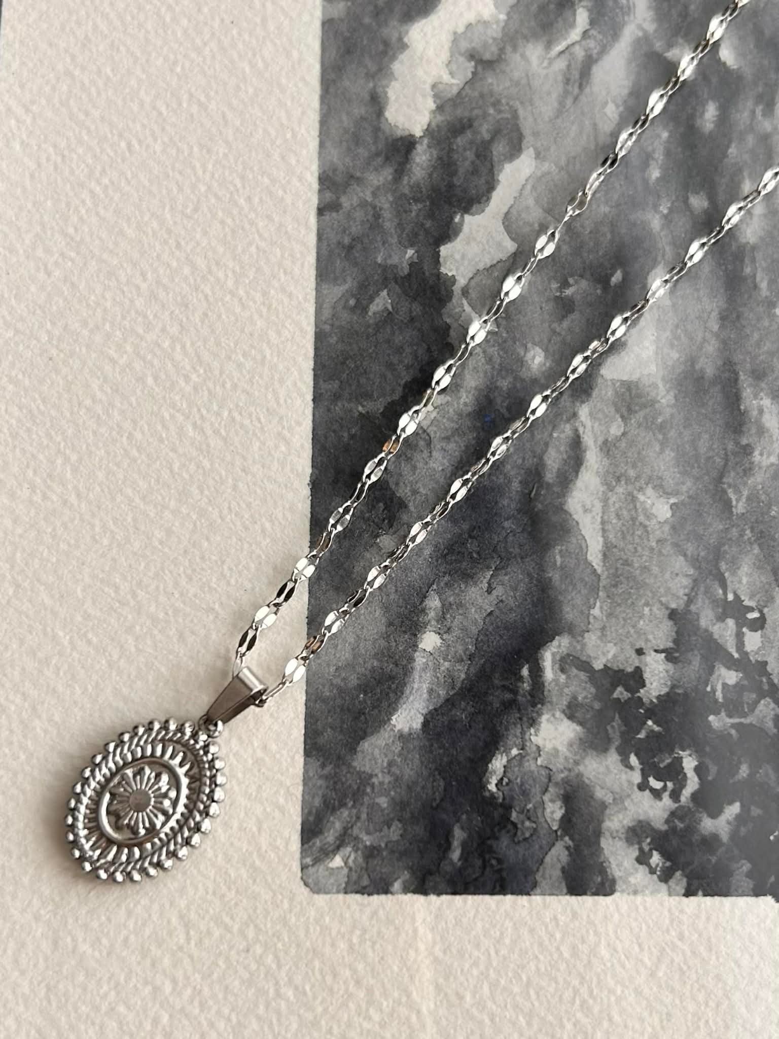 Collier pendentif ◦ Médaillon argenté