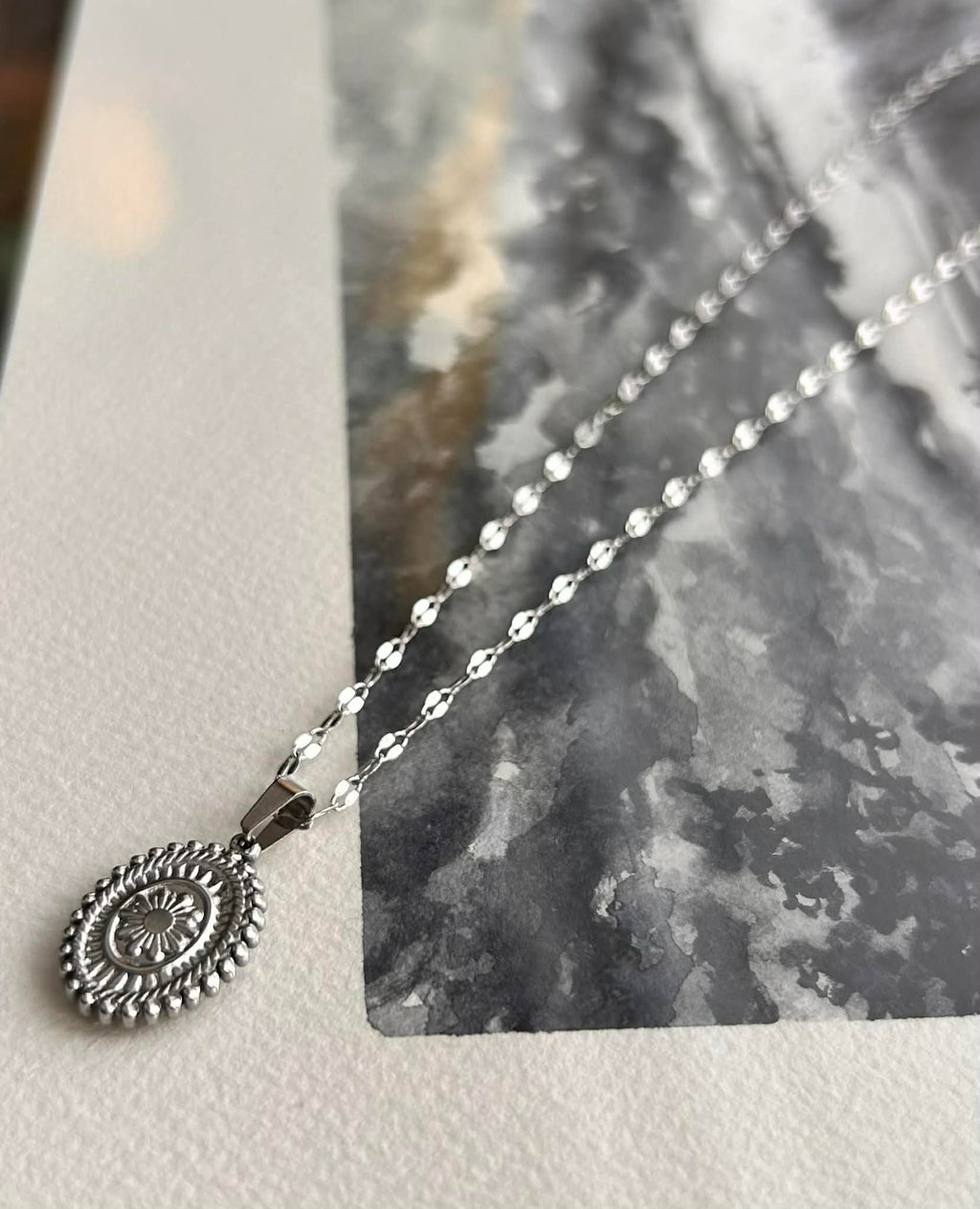 Collier pendentif ◦ Médaillon argenté