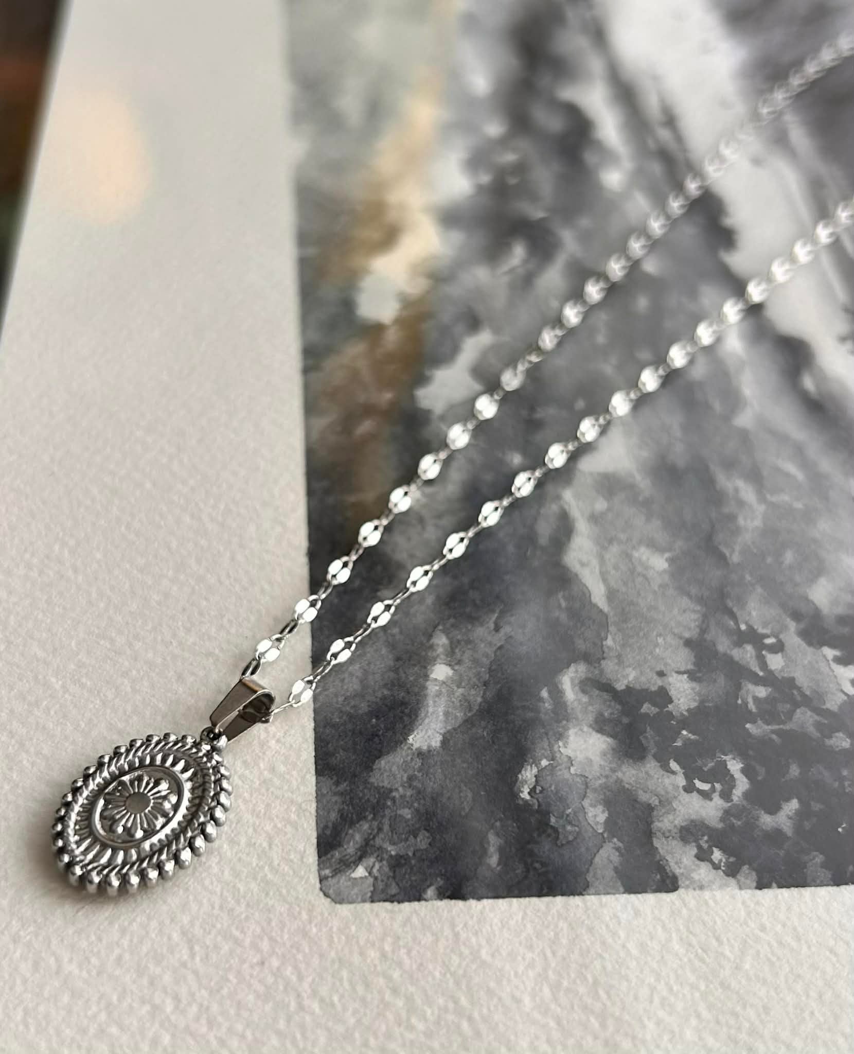 Collier pendentif ◦ Médaillon argenté