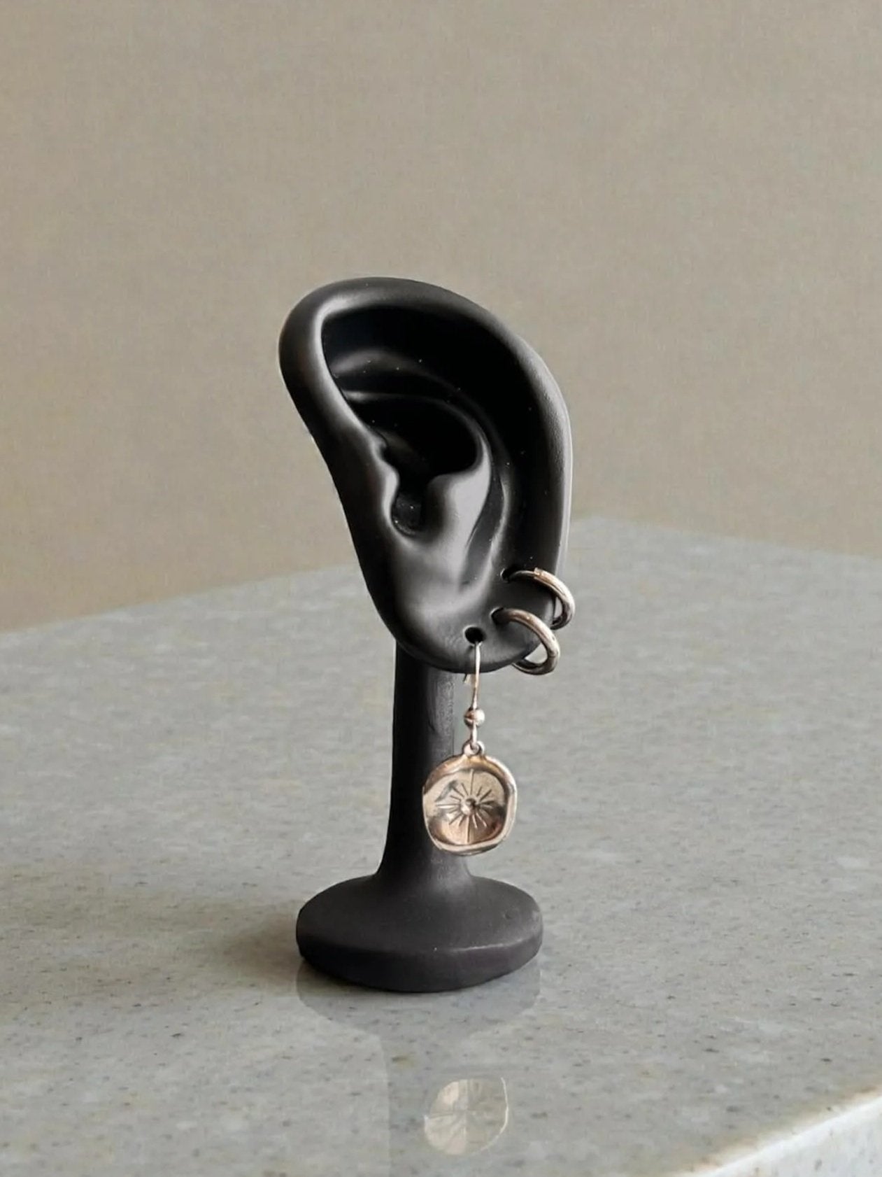 Boucles d’oreilles essentielles ◦ Disque ondulé