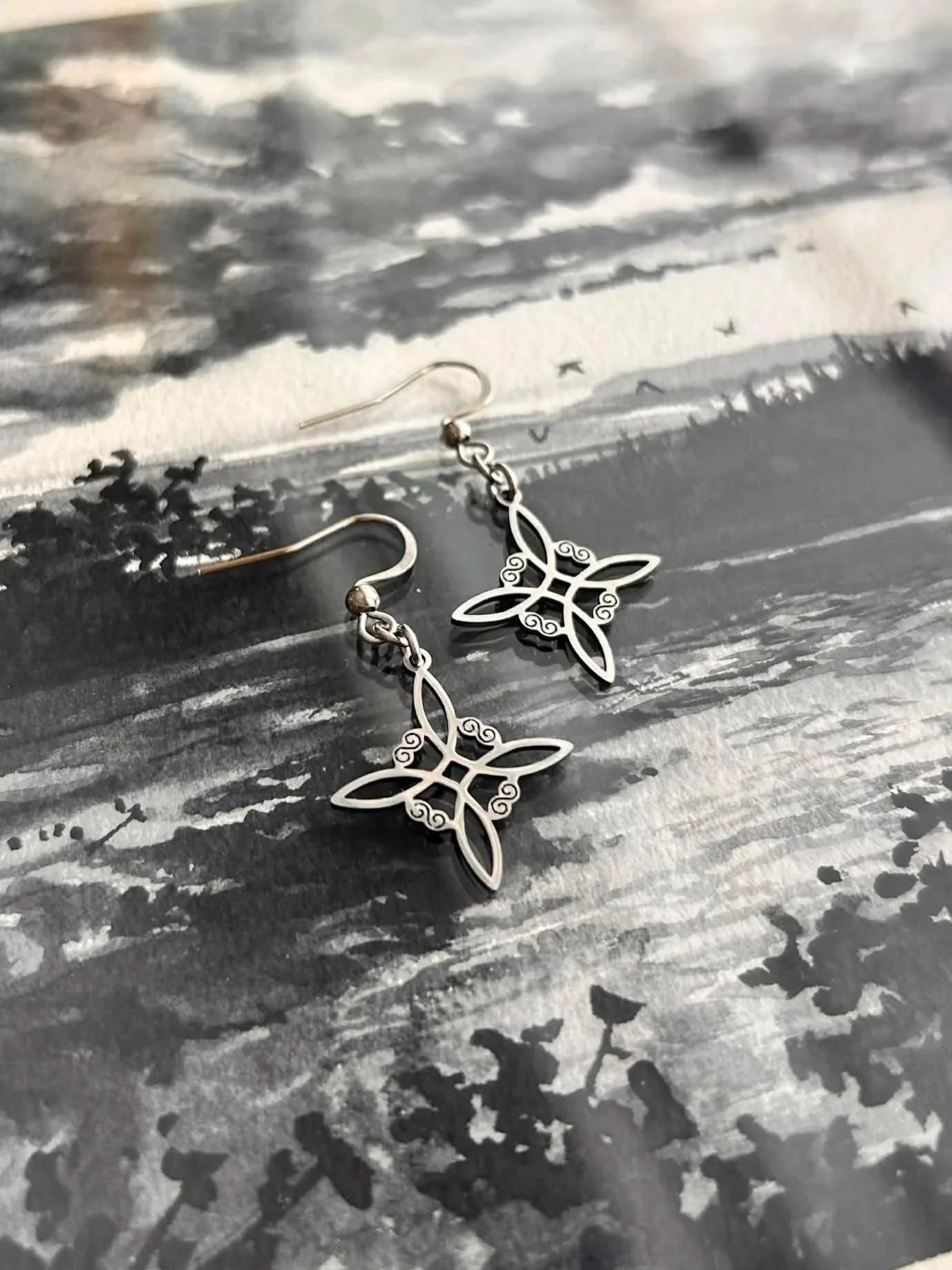 Boucles d’oreilles essentielles ◦ Noeud de sorcière