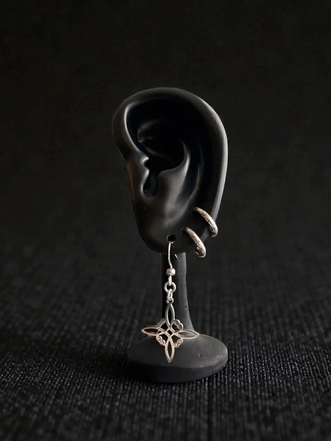 Boucles d’oreilles essentielles ◦ Noeud de sorcière