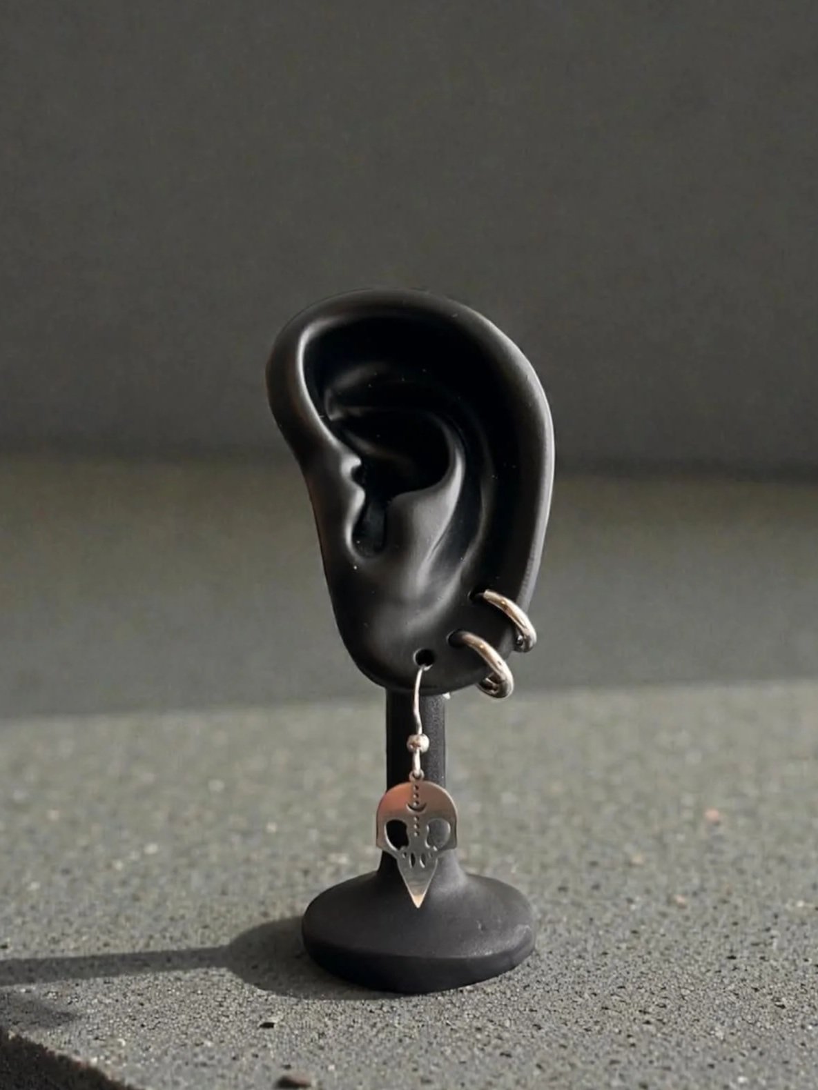 Boucles d’oreilles essentielles ◦ Raven skull