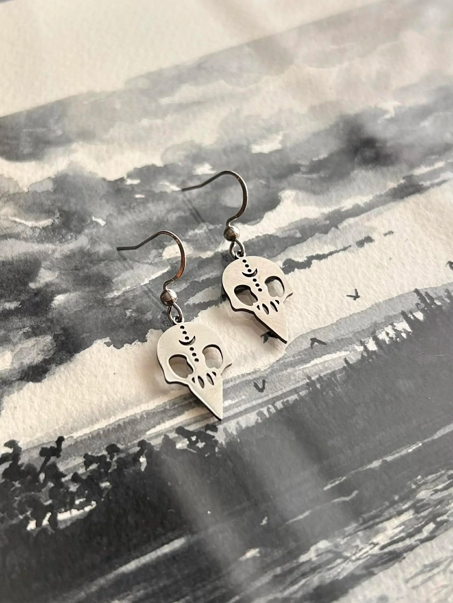 Boucles d’oreilles essentielles ◦ Raven skull